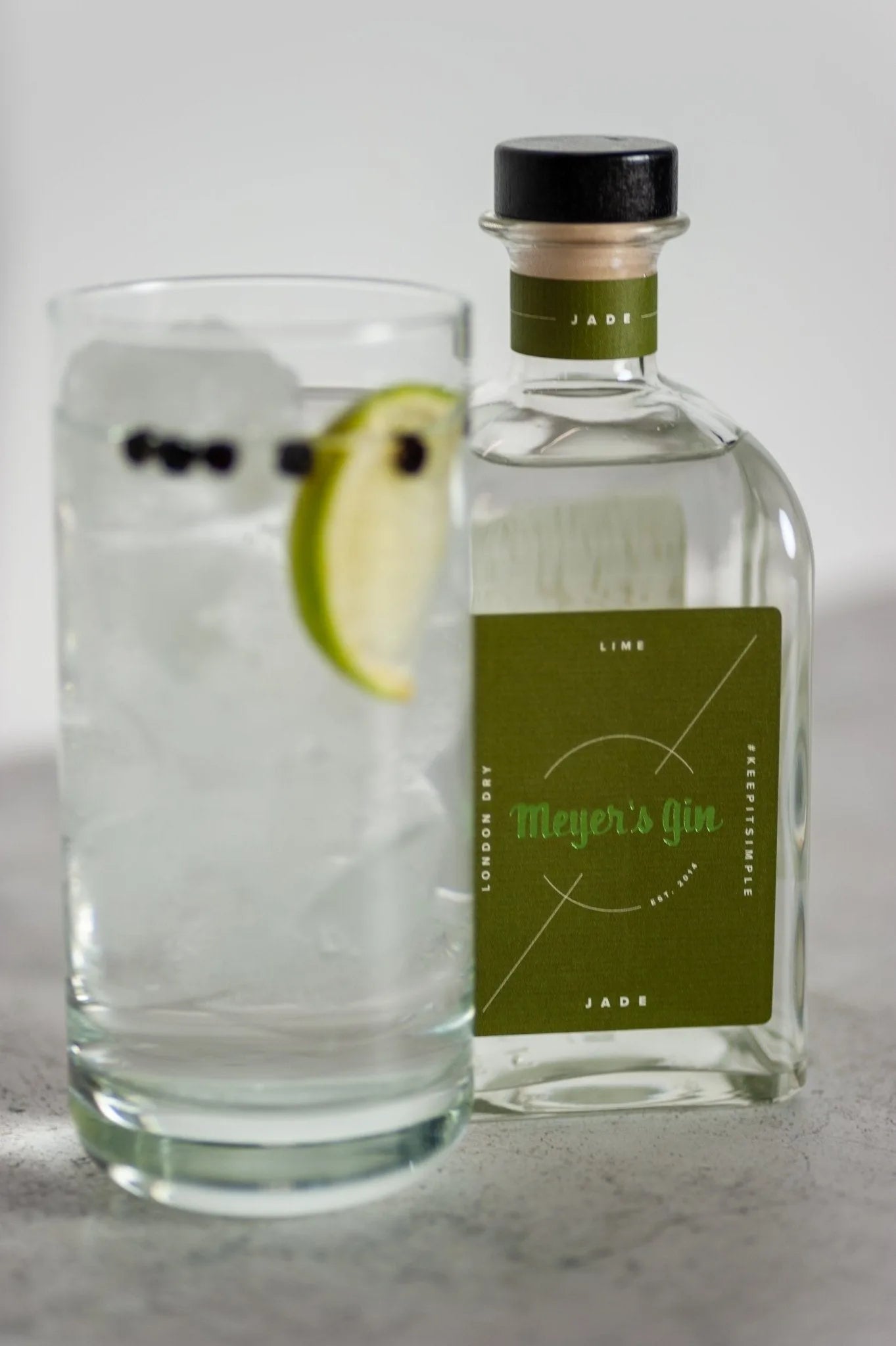 Meyer's Gin Jade met gin tonic ernaast