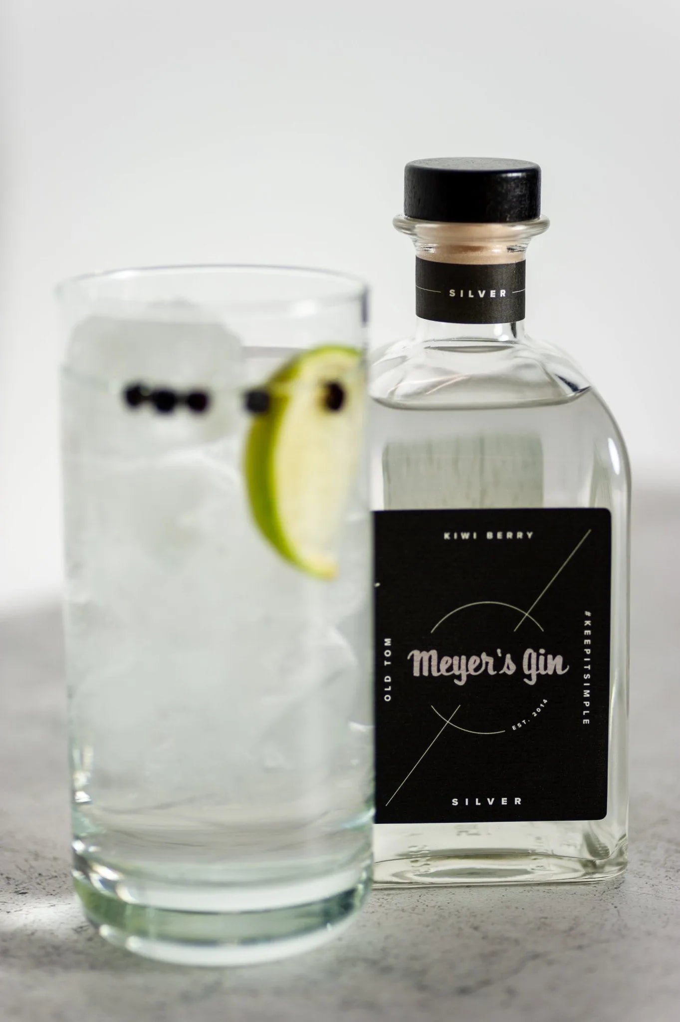 Meyer's Gin Silver met gin tonic ernaast